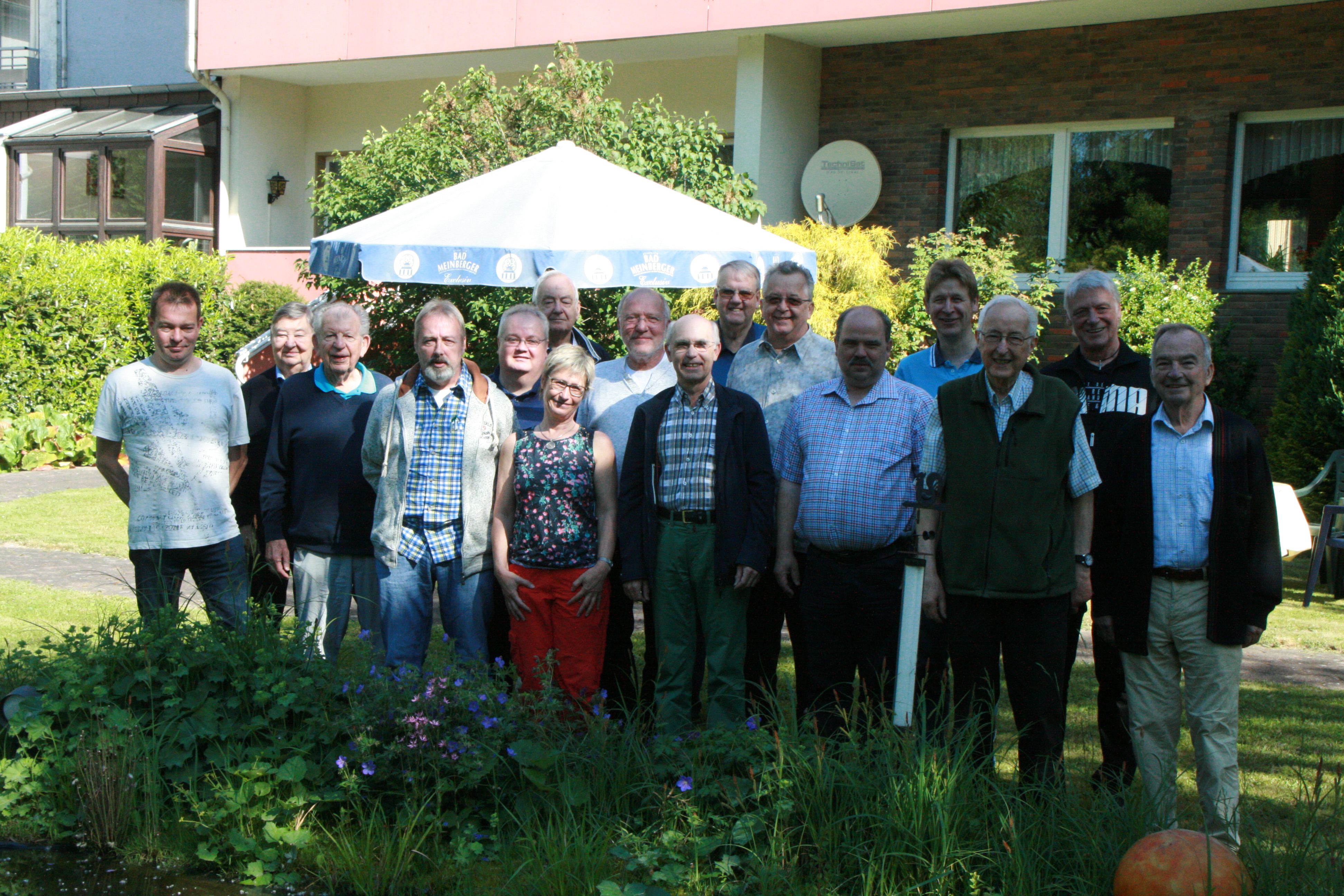 Alle Seminarteilnehmer des Dortmunder SV im Garten der Pension Schwanensee 2017