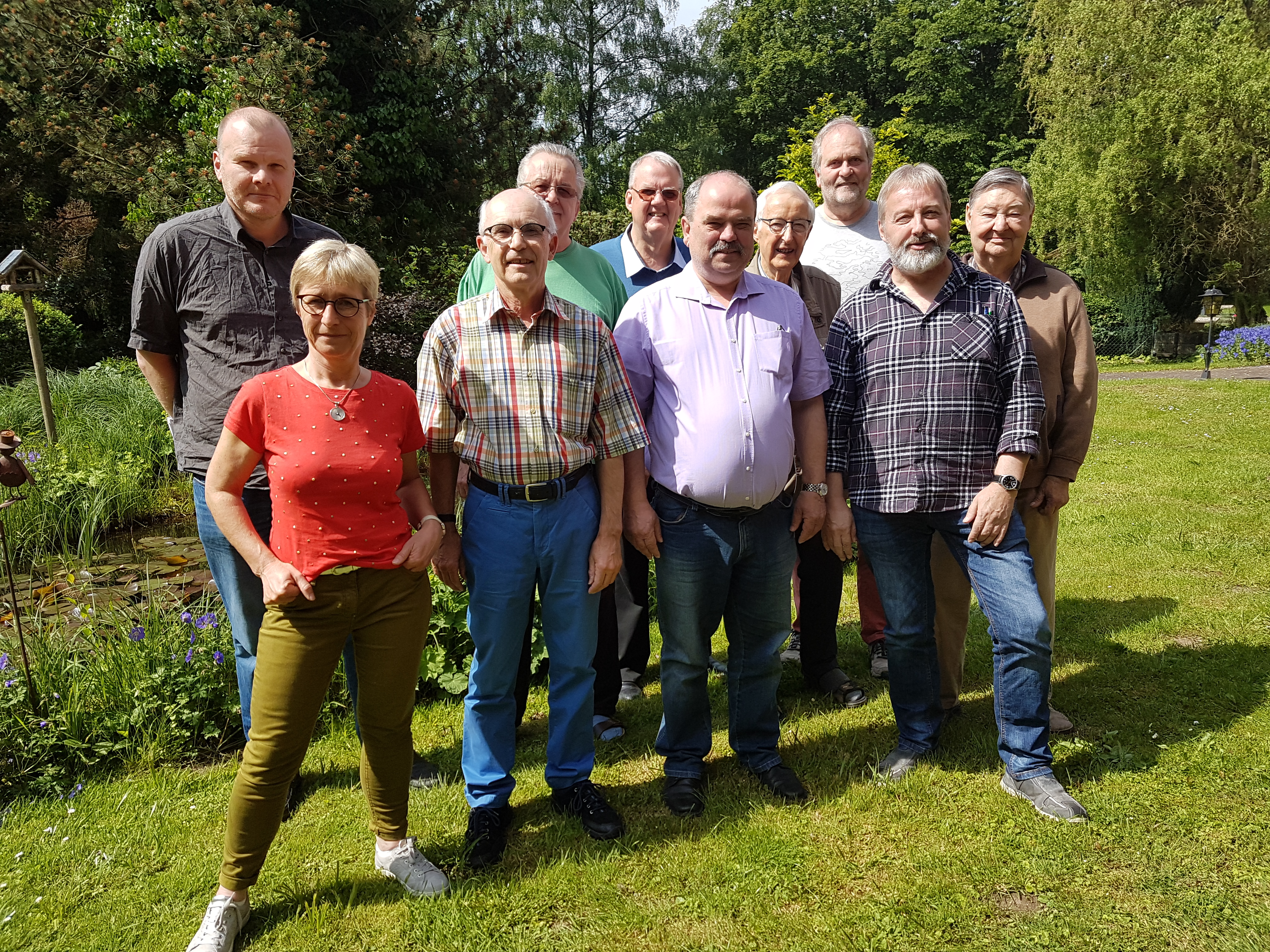 Alle Seminarteilnehmer des Dortmunder SV vor dem Teich im Garten der Pension Schwanensee 2019