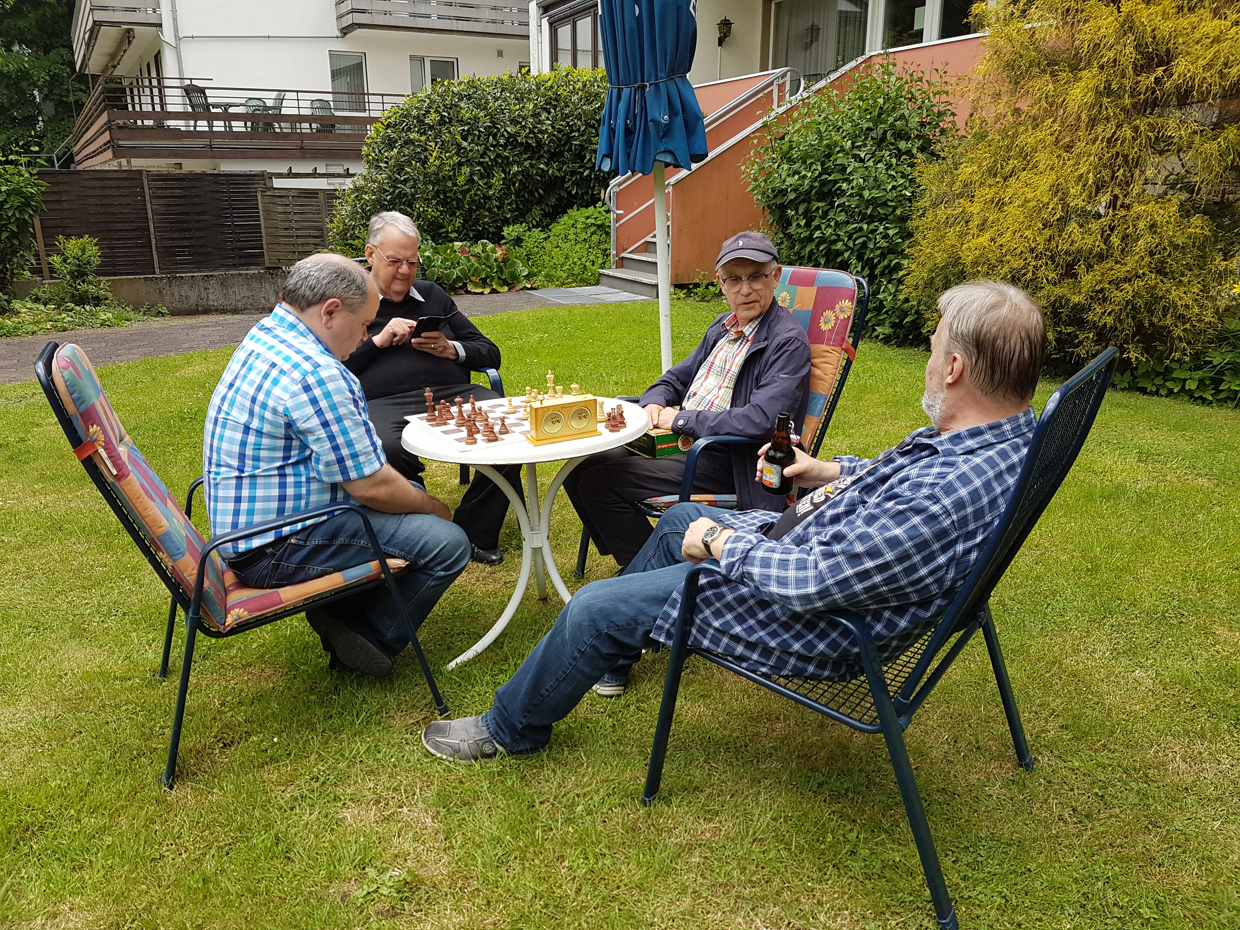 Schach im Garten mit Hans-Jürgen, Peter, Ulrich und Siggi