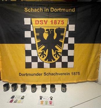 DSV-Fahne zusammen mit Turnierpreisen